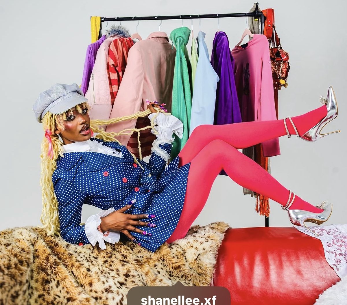 Shanelle Angelina Francillon, styliste à Montréal, devant son rack de vêtements